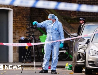 Ladbroke Grove: Mwanaume alishtakiwa kwa kumpiga risasi msichana, 8, na baba