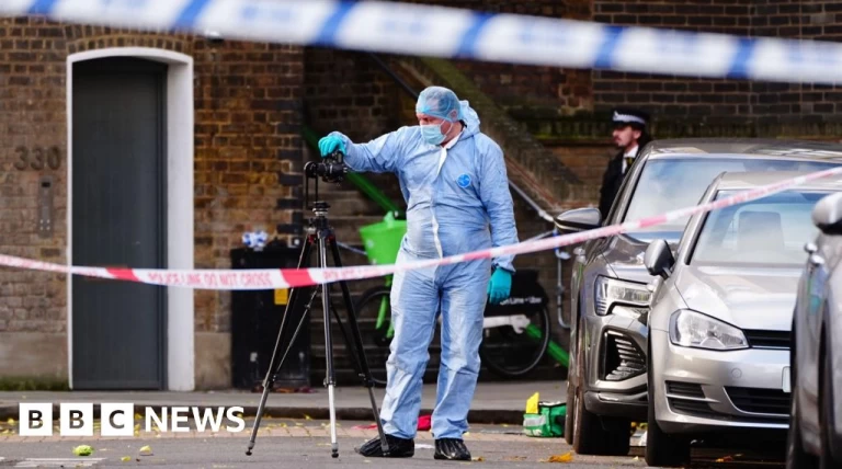 Ladbroke Grove: Mwanaume alishtakiwa kwa kumpiga risasi msichana, 8, na baba